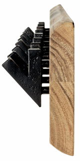 Seitenansicht einer Wandgarderobe mit Holz- und Metallelementen.
