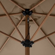 Unteransicht von unten: Detail der Innenseite eines beigen Sonnenschirms mit Holzoptik-Streben, schwarzer Nabe und Mittelstange mit Zugseil