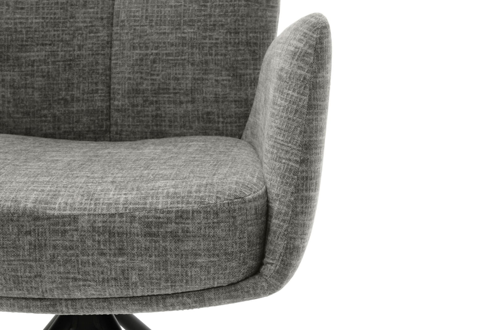 Grauer Sessel mit Stoffbezug, Nahaufnahme von Sitzfläche und Armlehne, seitliche Perspektive