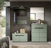 Modernes Flur-Set in Salbeigrün mit Kommode und Schuhbank, Wandgarderobe und Spiegel vor Betonwand, frontal aus Augenhöhe fotografiert.