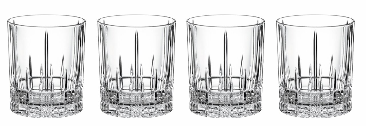 Vier kristallklare D.O.F. Gläser in einer geraden Frontansicht, perfekt für stilvolle Getränkepräsentationen.
