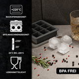Eckige Eiswürfelform aus Silikon, geeignet für Backofen bis +220°C und Spülmaschine, abgebildet mit fertigen Eiswürfeln und einem Glas, aus der Vogelperspektive.