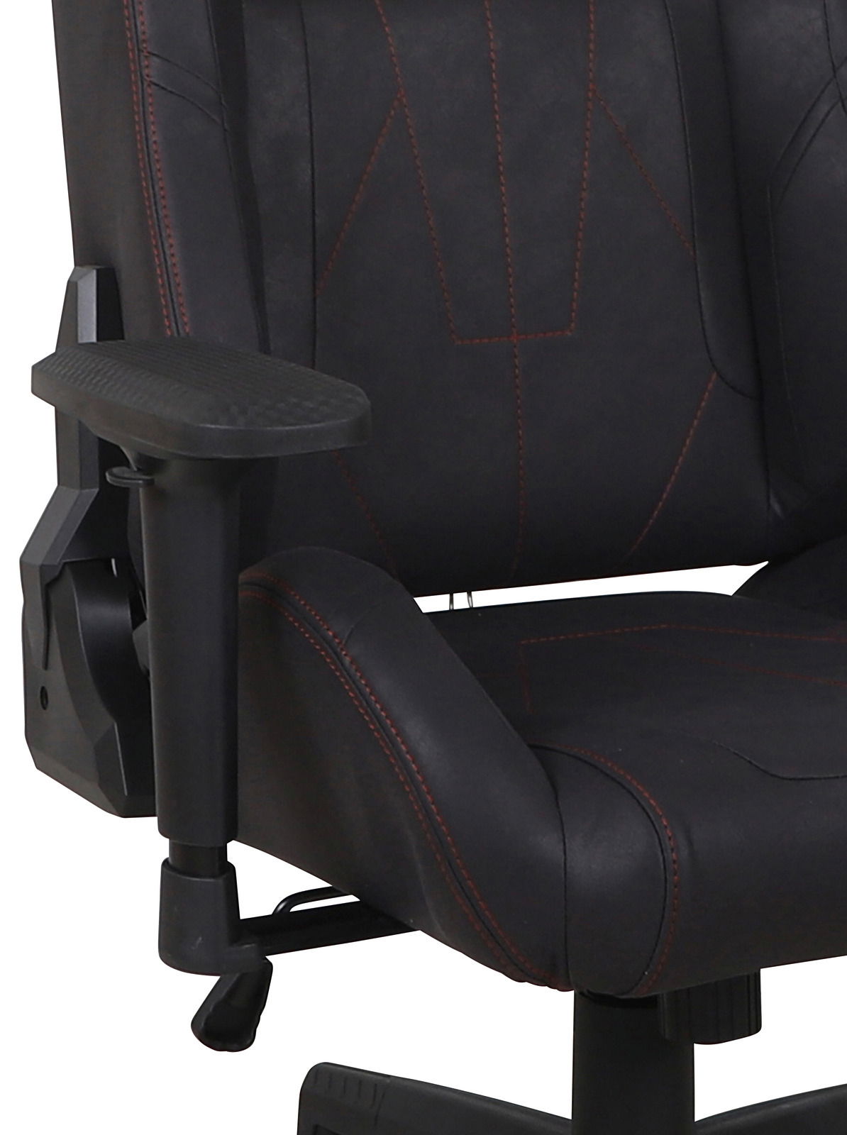 Nahaufnahme eines schwarzen Gaming-Stuhls mit roten Nähten, seitliche Perspektive