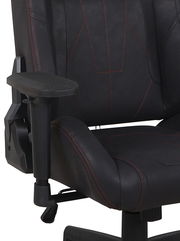 Nahaufnahme eines schwarzen Gaming-Stuhls mit roten Nähten, seitliche Perspektive