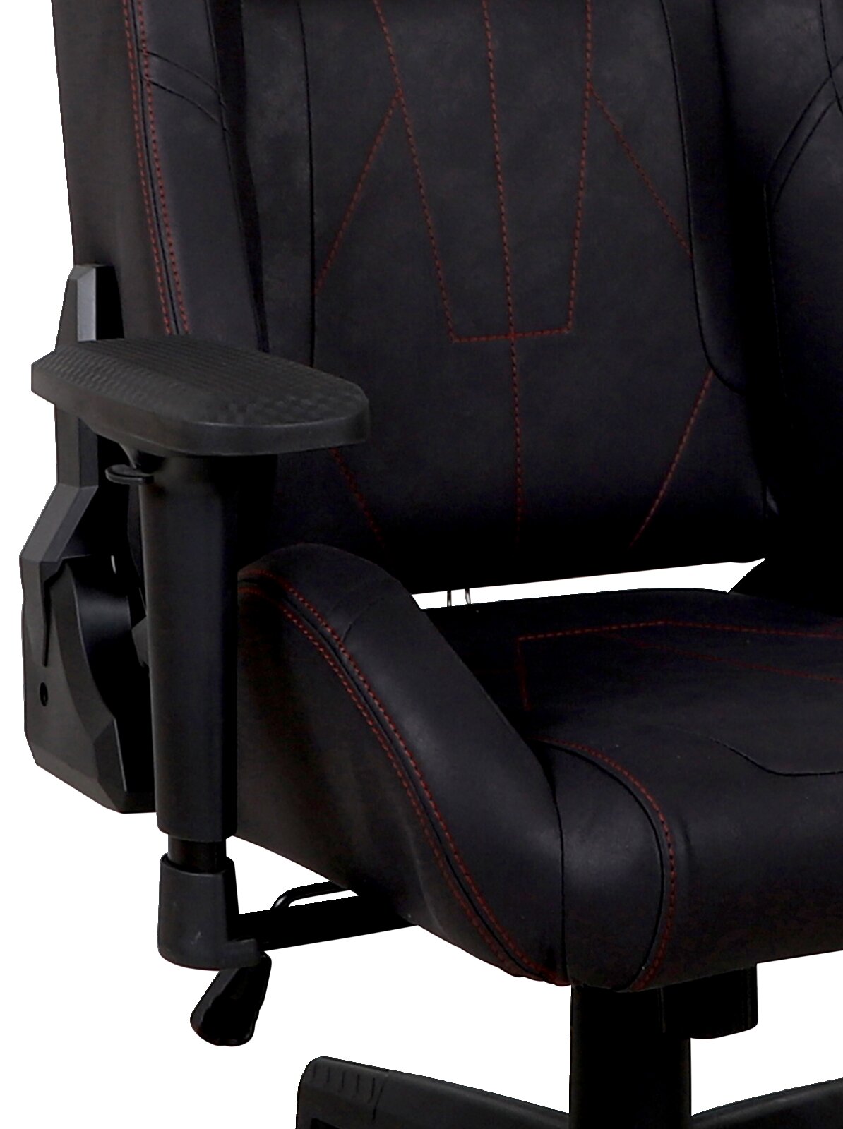 Nahaufnahme eines schwarzen Gaming-Stuhls mit roten Nähten, seitliche Perspektive