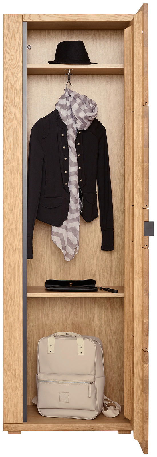 Offener Garderobenschrank aus Holz mit Hut, Jacke, Schal und Rucksack, Frontalansicht.