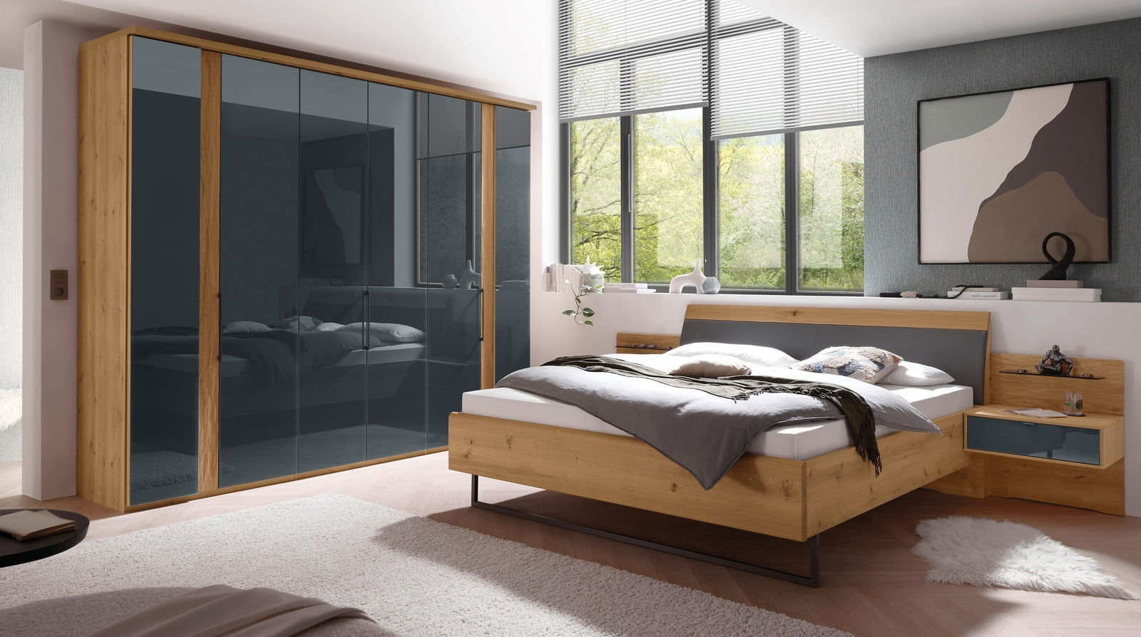 Moderner 6-türiger Drehtürenschrank in Holzoptik mit dunklen Glaselementen, seitliche Perspektive im stilvollen Schlafzimmer.