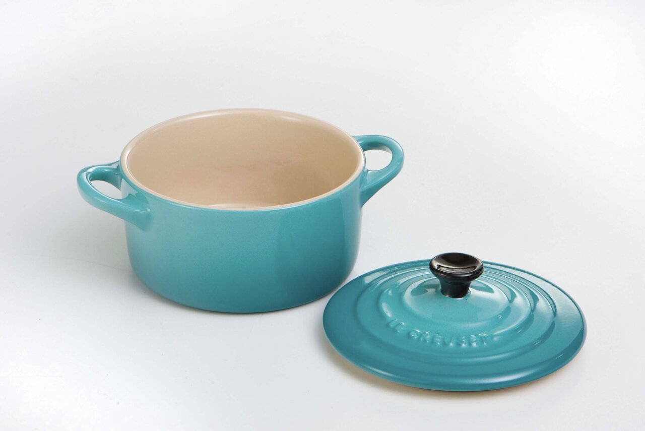 Karibik-blaue Mini-Cocotte mit abgenommenem Deckel, seitliche Perspektive