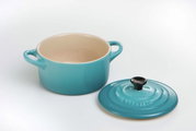 Karibik-blaue Mini-Cocotte mit abgenommenem Deckel, seitliche Perspektive