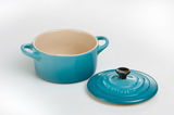 Karibik-blaue Mini-Cocotte mit abgenommenem Deckel, seitliche Perspektive