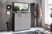 Moderne Garderobe mit grauem Schrank, Spiegel, Hakenleiste und Dekorationen in einem hellen Raum, seitliche Perspektive.