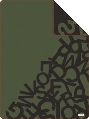 Groene jacquarddeken met zwart letterpatroon, s.Oliver, vanuit vogelperspectief