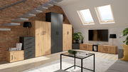 Moderne Wohnzimmermöbel in einem Dachgeschoss mit Ziegelwand, bestehend aus einer Kombination von Holz- und dunklen Elementen, inklusive Kommoden, Schränken und einem TV-Board. Perspektive von der Seite mit Blick auf die gesamte Möbelanordnung.