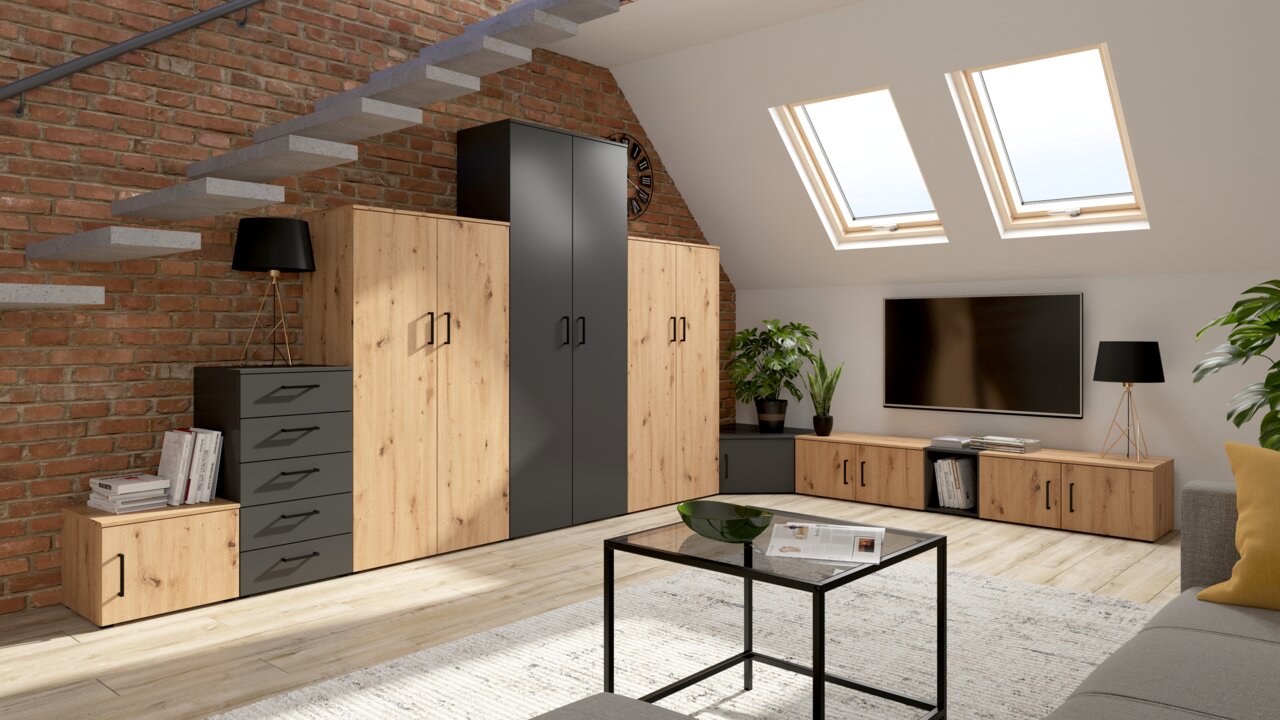 Moderne Wohnzimmermöbel in einem Dachgeschoss mit Ziegelwand, bestehend aus einer Kombination von Holz- und dunklen Elementen, inklusive Kommoden, Schränken und einem TV-Board. Perspektive von der Seite mit Blick auf die gesamte Möbelanordnung.