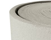 Nahaufnahme eines runden, grauen Brunnens mit konzentrischen Kreisen auf der Oberfläche, von oben betrachtet.