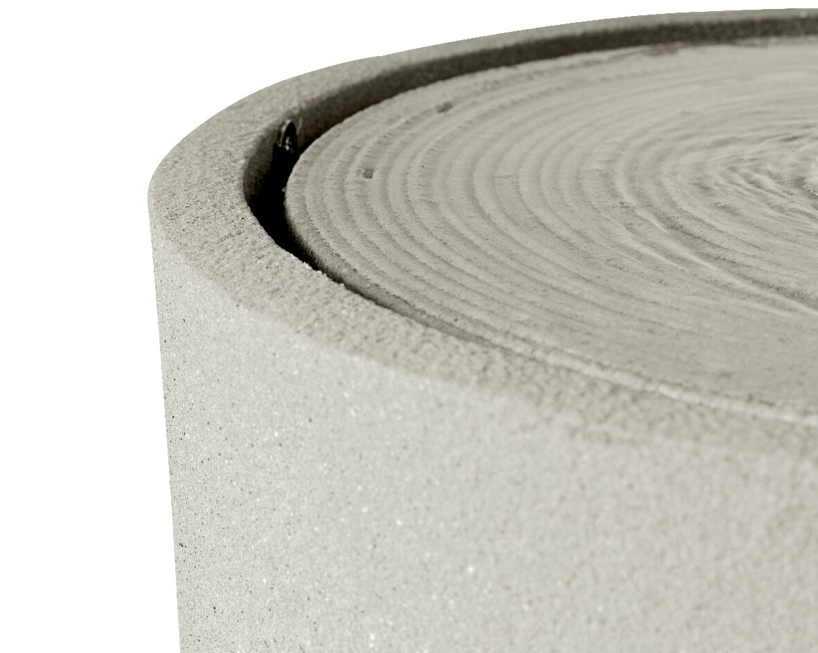 Nahaufnahme eines runden, grauen Brunnens mit konzentrischen Kreisen auf der Oberfläche, von oben betrachtet.