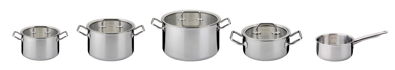 Vijfdelige pannenset Brigade Basic van roestvrij staal, bestaande uit vier pannen met deksels en een steelpan, gezien van voren.