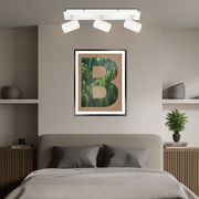 LED-Spot 3-flammig in moderner Schlafzimmerumgebung, Deckenansicht