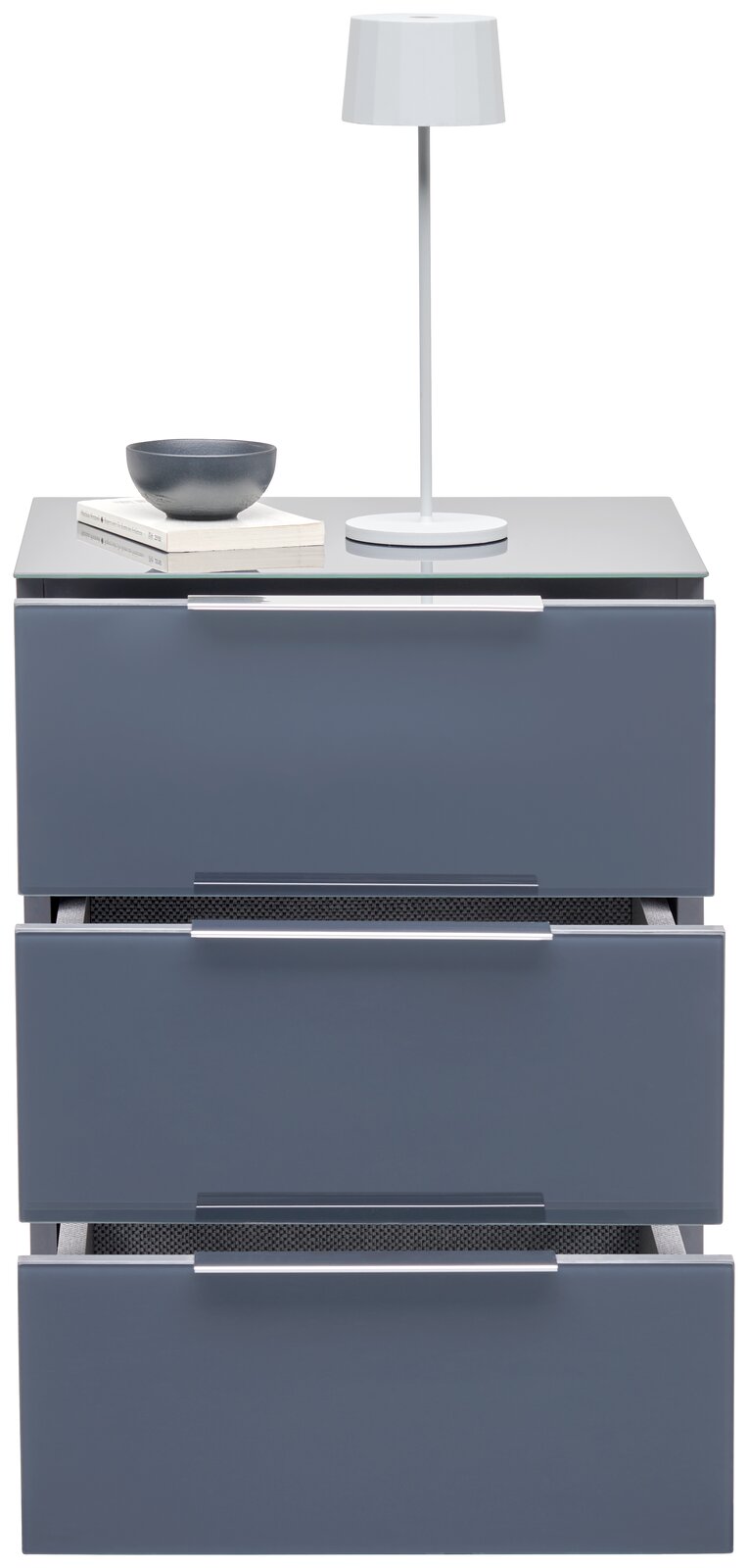 Moderne Nachtkonsole mit drei Schubladen in grauer Hochglanzoptik, darauf eine weiße Tischlampe und eine Schale, Frontalansicht