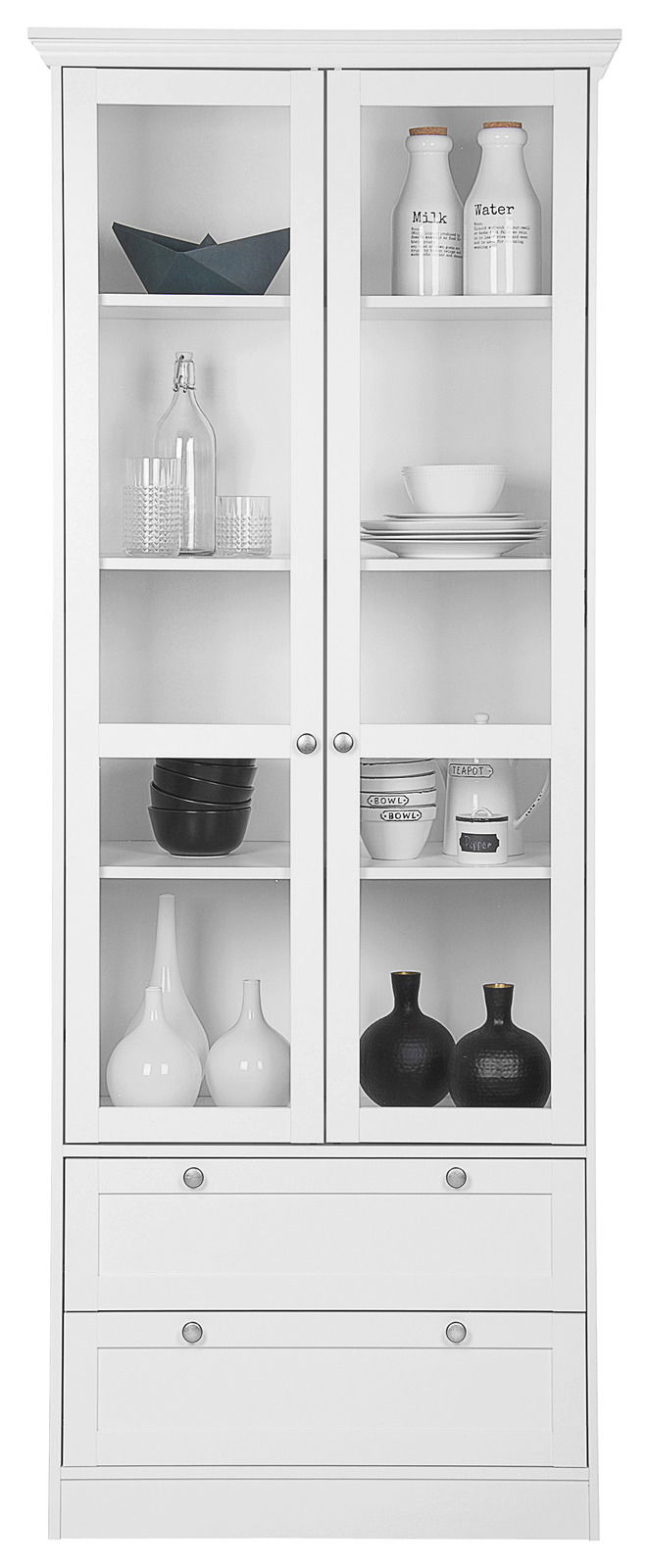 Weiße Vitrine mit Glastüren, gefüllt mit dekorativen Objekten, aus frontaler Perspektive.