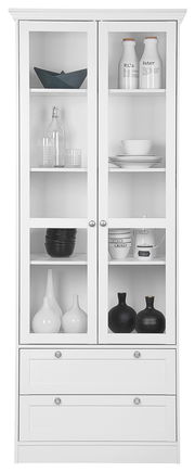 Weiße Vitrine mit Glastüren, gefüllt mit dekorativen Objekten, aus frontaler Perspektive.