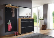 Modernes Garderoben-Set in einem hellen Raum mit großem Fenster, bestehend aus einer schwarzen Wandpaneele mit Haken, einem Spiegel und einem Schrank mit Holzrahmen und schwarzen Fronten. Perspektive von vorne.