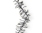 LED Clusterbeleuchtung aus der Vogelperspektive mit warmweißen Lichtern auf schwarzem Kabel.