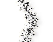 LED Clusterbeleuchtung aus der Vogelperspektive mit warmweißen Lichtern auf schwarzem Kabel.