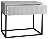 Moderne Nachtkommode mit geriffelter Schubladenfront und schwarzem Metallgestell, Perspektive von vorne.