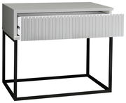 Moderne Nachtkommode mit geriffelter Schubladenfront und schwarzem Metallgestell, Perspektive von vorne.