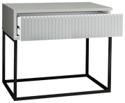 Moderne Nachtkommode mit geriffelter Schubladenfront und schwarzem Metallgestell, Perspektive von vorne.