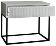 Moderne Nachtkommode mit geriffelter Schubladenfront und schwarzem Metallgestell, Perspektive von vorne.