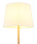 Stehleuchte mit hellem Lampenschirm und Holzständer, seitliche Perspektive