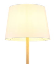 Stehleuchte mit hellem Lampenschirm und Holzständer, seitliche Perspektive