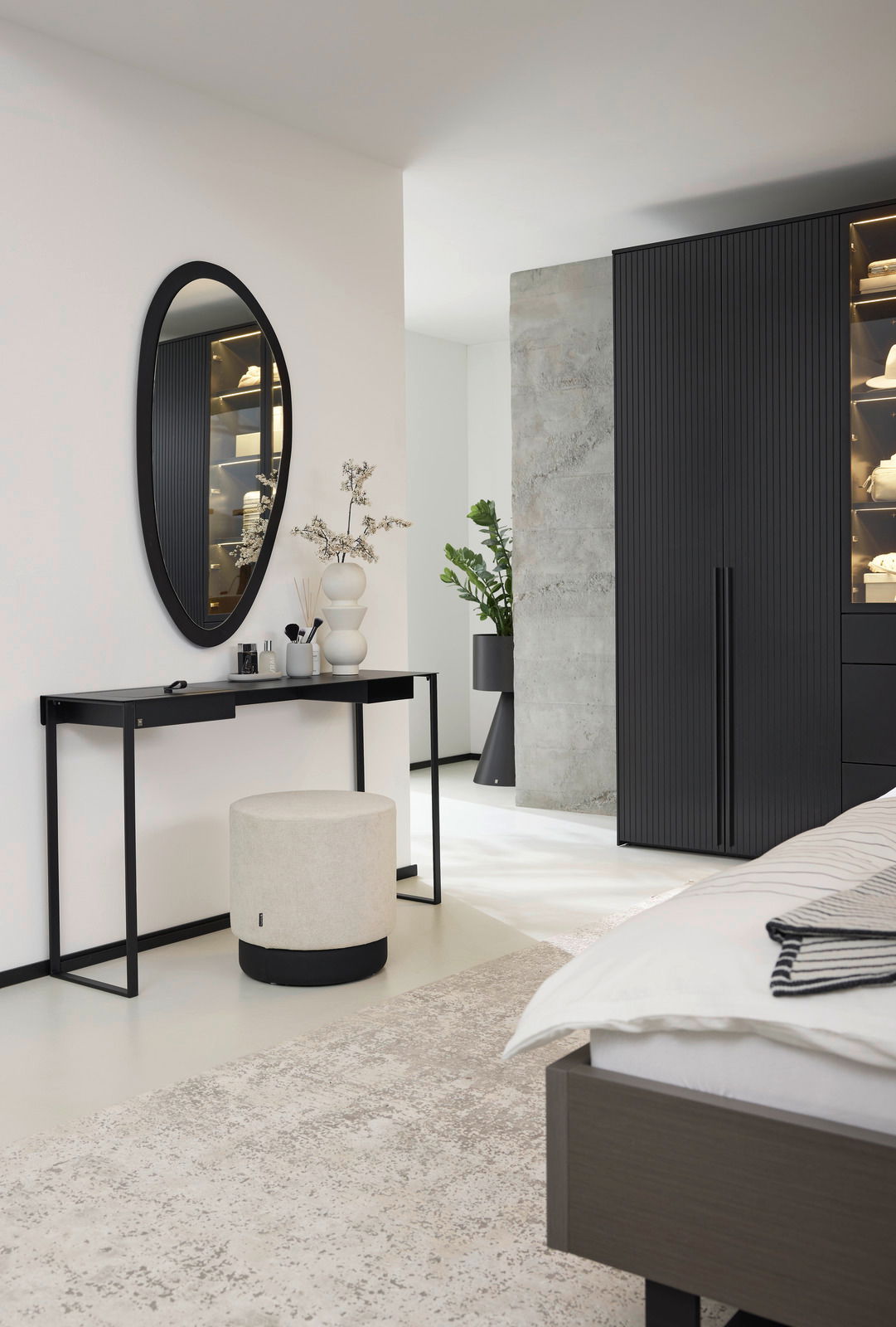 Musterring Konsolentisch/Schreibtisch ORGANIC Moderner Konsolentisch in einem Schlafzimmer, seitliche Perspektive, mit schwarzem Metallrahmen und dekorativen Objekten darauf.