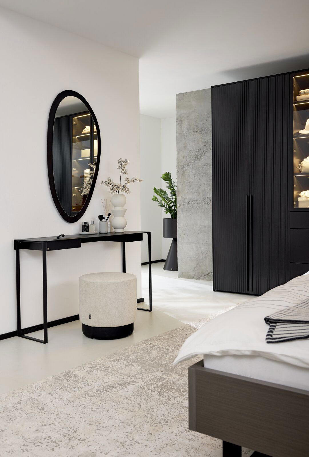 Musterring Konsolentisch/Schreibtisch ORGANIC Moderner Konsolentisch in einem Schlafzimmer, seitliche Perspektive, mit schwarzem Metallrahmen und dekorativen Objekten darauf.