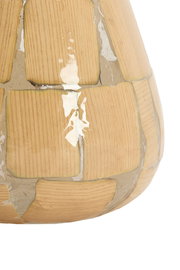 Nahaufnahme eines Teelichts mit holzähnlicher Struktur und glänzender Oberfläche, seitliche Perspektive.