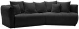Schwarzes Ecksofa mit mehreren Kissen, seitliche Perspektive