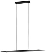 Schwarze, minimalistische LED-Pendelleuchte mit langem, flachem Lichtbalken und rechteckigem Deckenbaldachin, aufgehängt an zwei dünnen Seilen, freigestellt auf schwarzem Hintergrund, Frontansicht leicht von unten.
