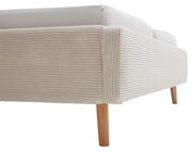 Nahaufnahme eines Polsterbettgestells mit geripptem Stoffbezug und Holzbeinen, seitliche Perspektive.