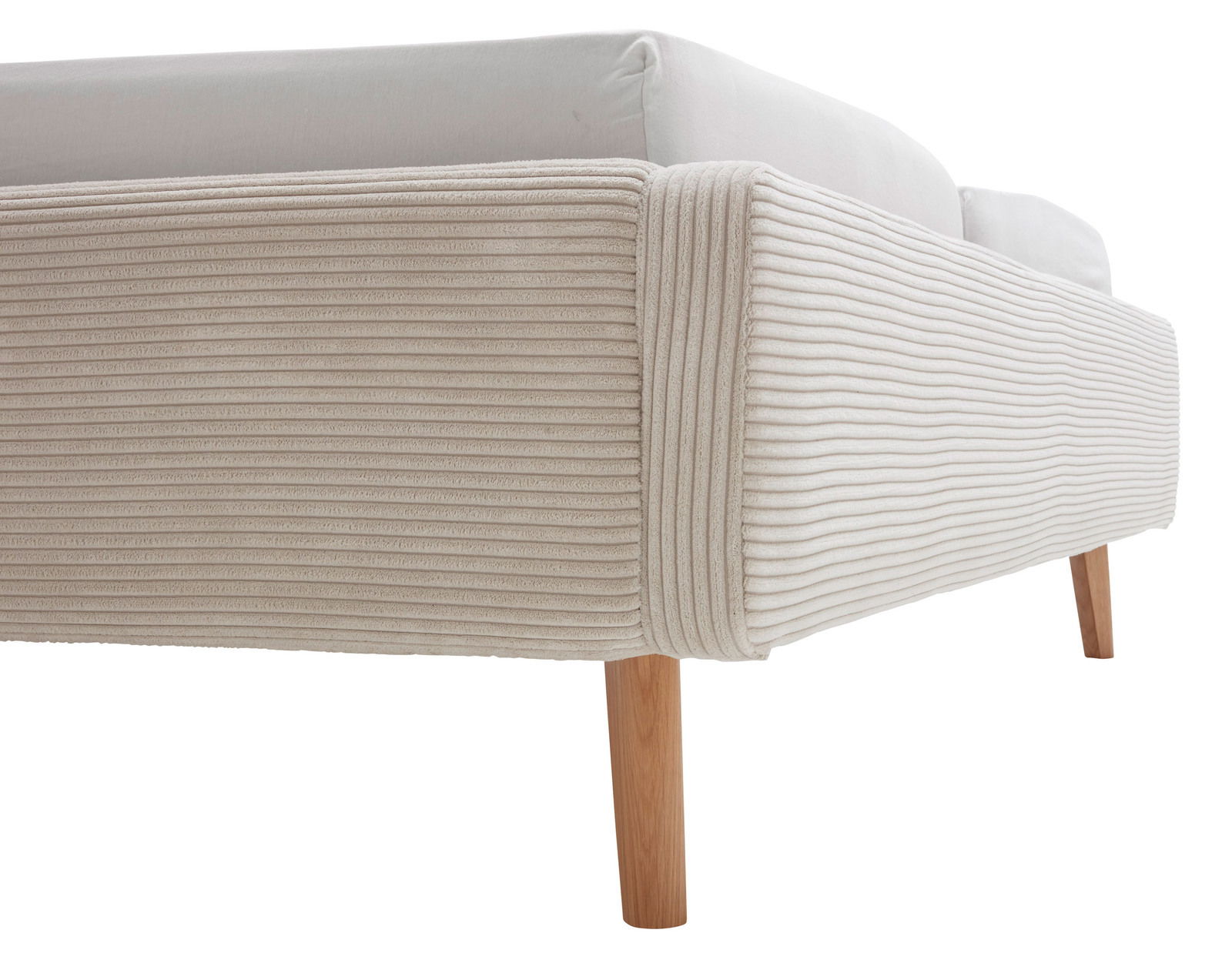 Nahaufnahme eines Polsterbettgestells mit geripptem Stoffbezug und Holzbeinen, seitliche Perspektive.