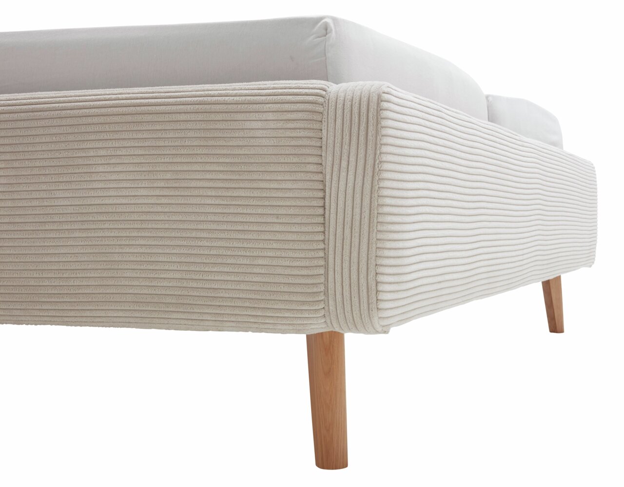 Nahaufnahme eines Polsterbettgestells mit geripptem Stoffbezug und Holzbeinen, seitliche Perspektive.