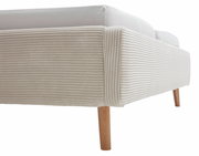 Nahaufnahme eines Polsterbettgestells mit geripptem Stoffbezug und Holzbeinen, seitliche Perspektive.