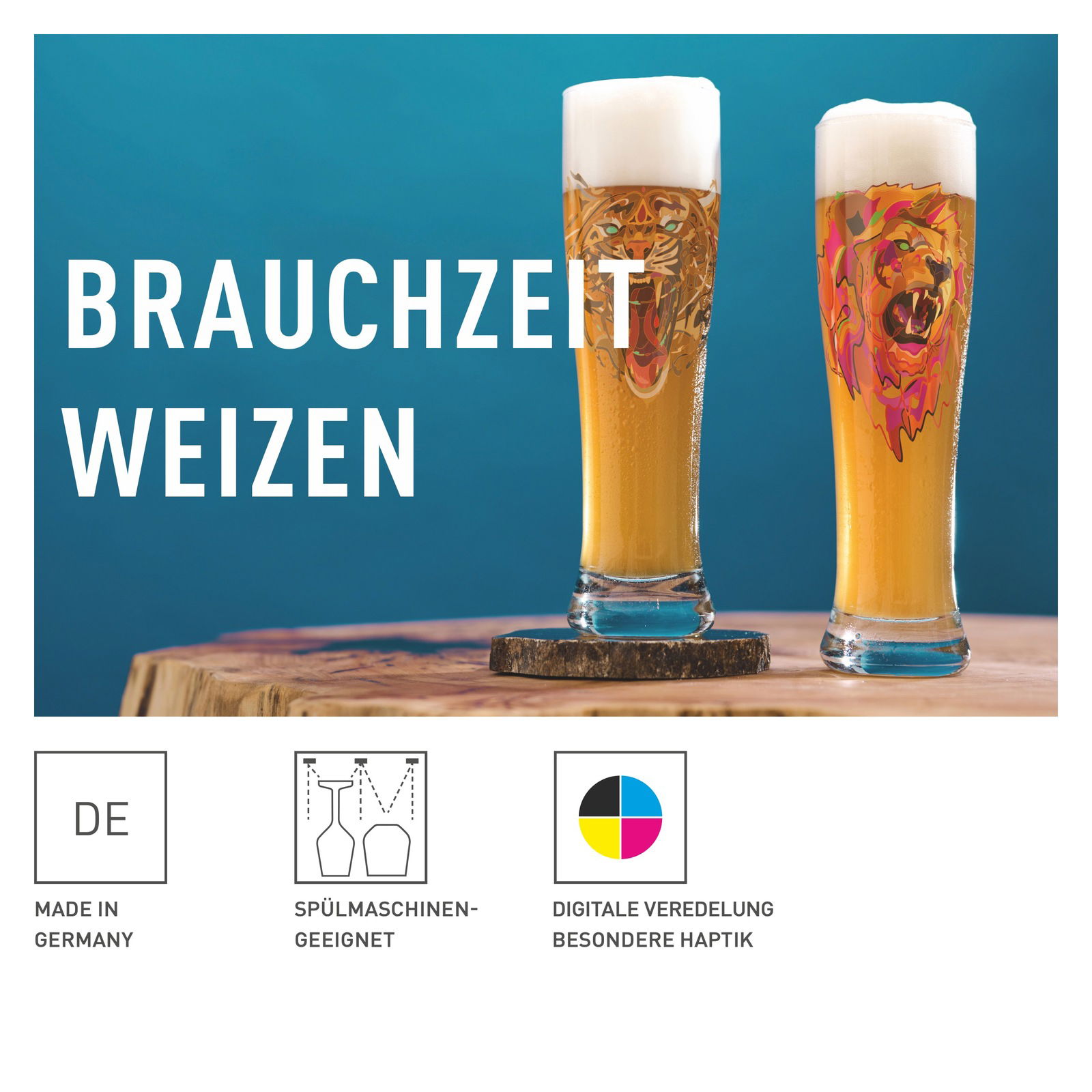 Zwei Weizenbiergläser mit Löwenmotiv, gefüllt mit Bier und Schaumkrone, auf einem Holztisch vor blauem Hintergrund, seitliche Perspektive.