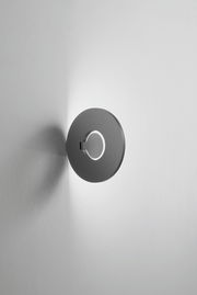 Moderne LED-Außenwandleuchte in runder Form, seitliche Perspektive