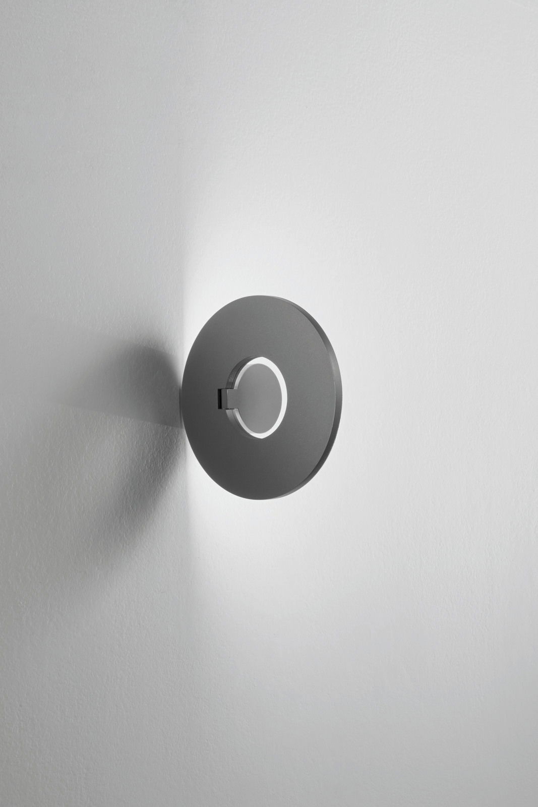 Moderne LED-Außenwandleuchte in runder Form, seitliche Perspektive