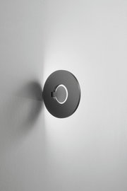 Moderne LED-Außenwandleuchte in runder Form, seitliche Perspektive