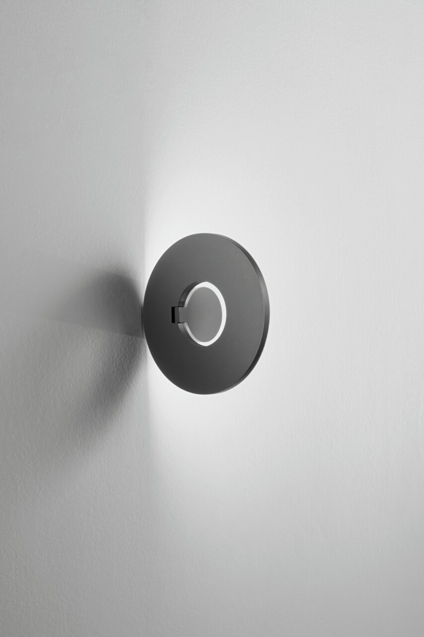 Moderne LED-Außenwandleuchte in runder Form, seitliche Perspektive