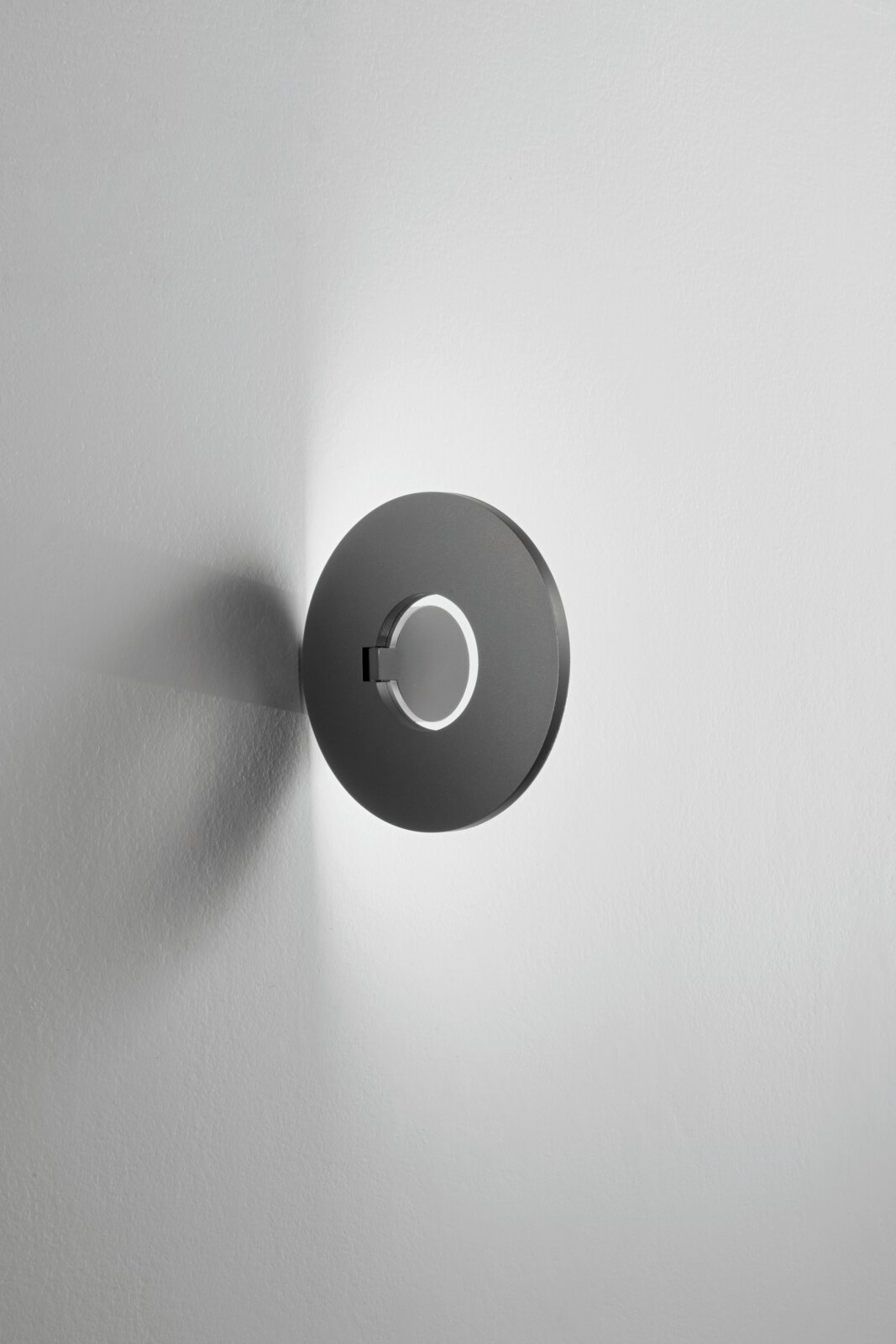 Moderne LED-buitenwandlamp in ronde vorm, zijaanzicht