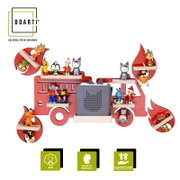 Rotes BOARTI Wandregal in Feuerwehrwagen-Form für eine Musikbox mit mehreren kleinen Ablagen und Spielfiguren, frontale Ansicht vor weißem Hintergrund; Made in Germany, kindersicher ohne Ecken und Kanten.